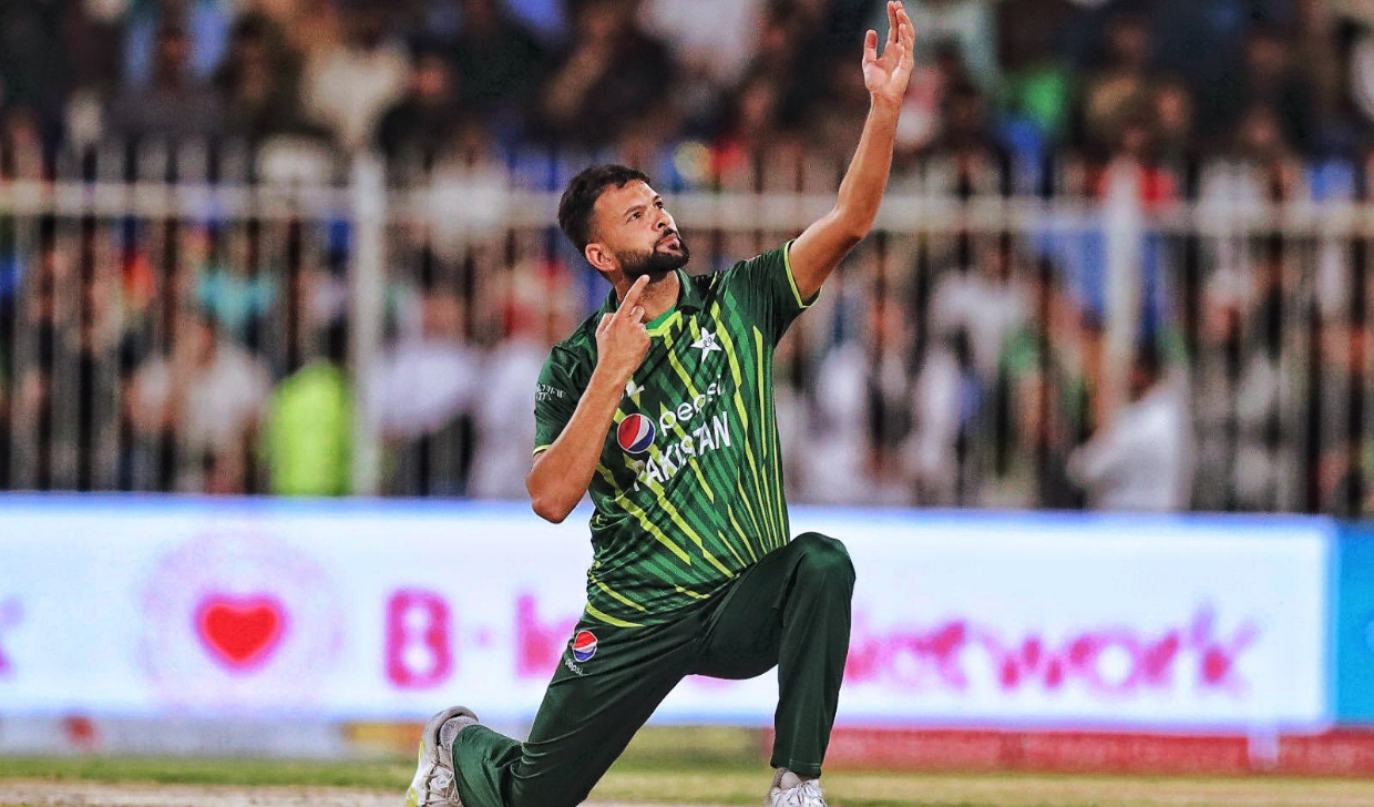 Pakistani fast bowler Ishanullah Khan in style