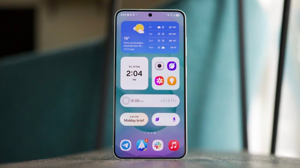 One UI 7 brings Live Notifications for your favorite media