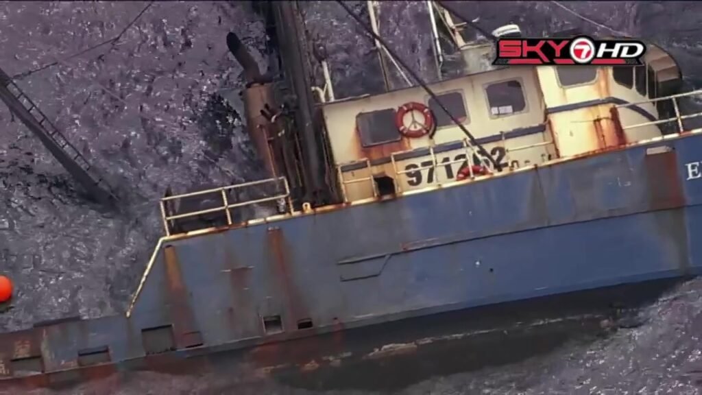 3 people rescued from sinking fishing boat off Green Island