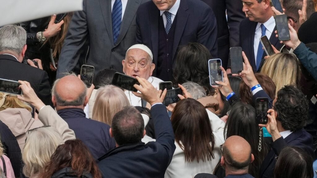 Pope Francis opens Holy Week with in-person greeting in St.